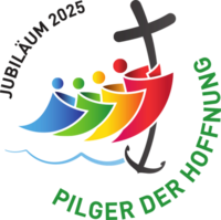 Logo des Heiligen Jahrs 2025 mit Text "Jubiläum 2025" und "Pilger der Hoffnung" mit einem Kreuz, das in einem Anker mündet und bunten stilisierten Pilgern