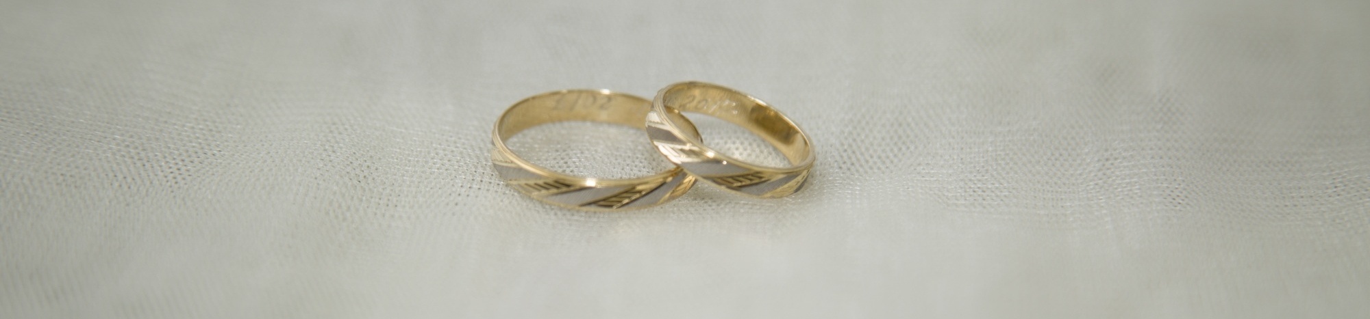 Eheringe Bei der Hochzeit stecken sich Mann und Frau die Eheringe als gegenseitiges Zeichen der Liebe und Treue an.